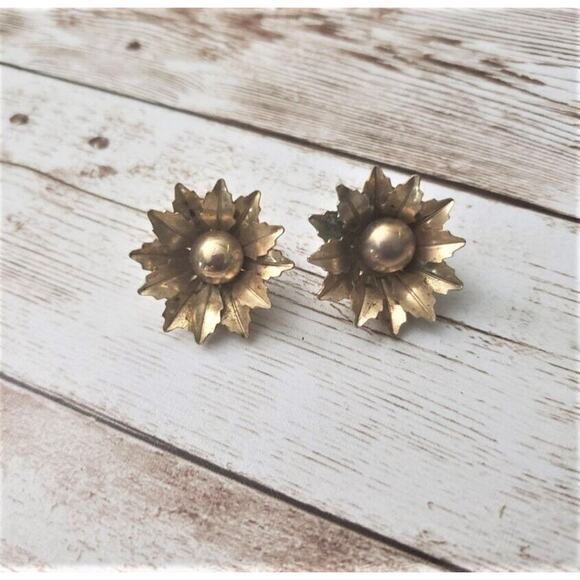 Vintage Clip On Earrings Gold Tone Metal Flower 1" - Picture 1 of 4